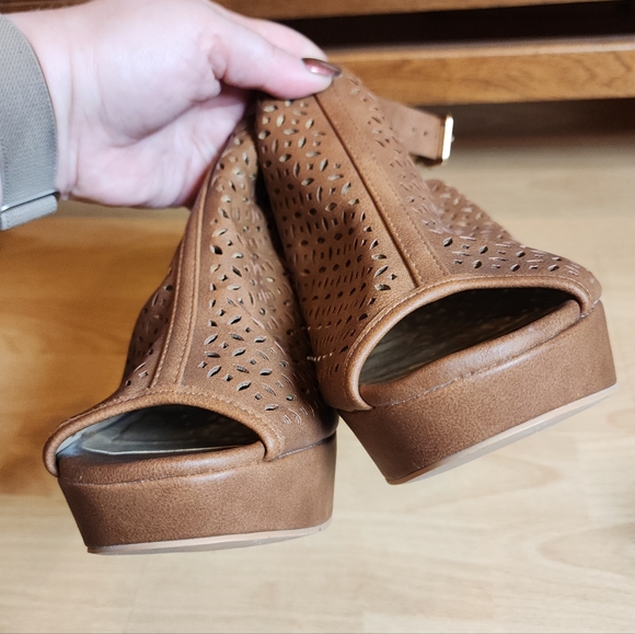 Torrid 9.5W Faux Leather Laser-Cut Peep-Toe Platform Wedges Cognac brown - Picture 12 of 16